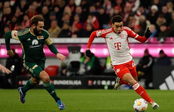 足球赛场上展现精湛技艺,赛况引人入胜的简单介绍 足球赛场上展现精湛技艺,赛况引人入胜的简单介绍