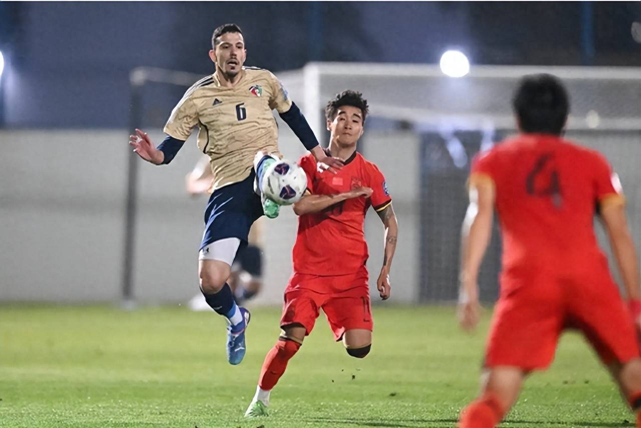 爱游戏亚洲官网-球星奋力争胜，场上比拼激烈火爆