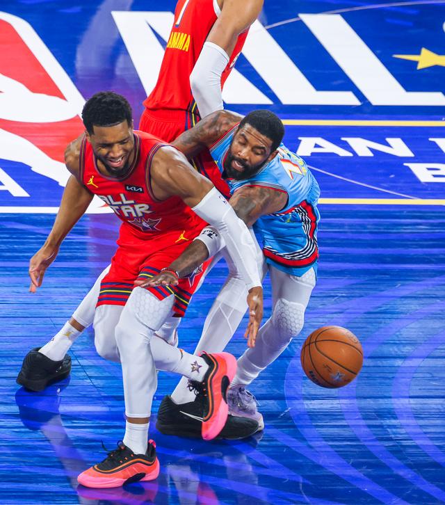 球星奋力争胜,场上比拼激烈火爆 球星奋力争胜,场上比拼激烈火爆