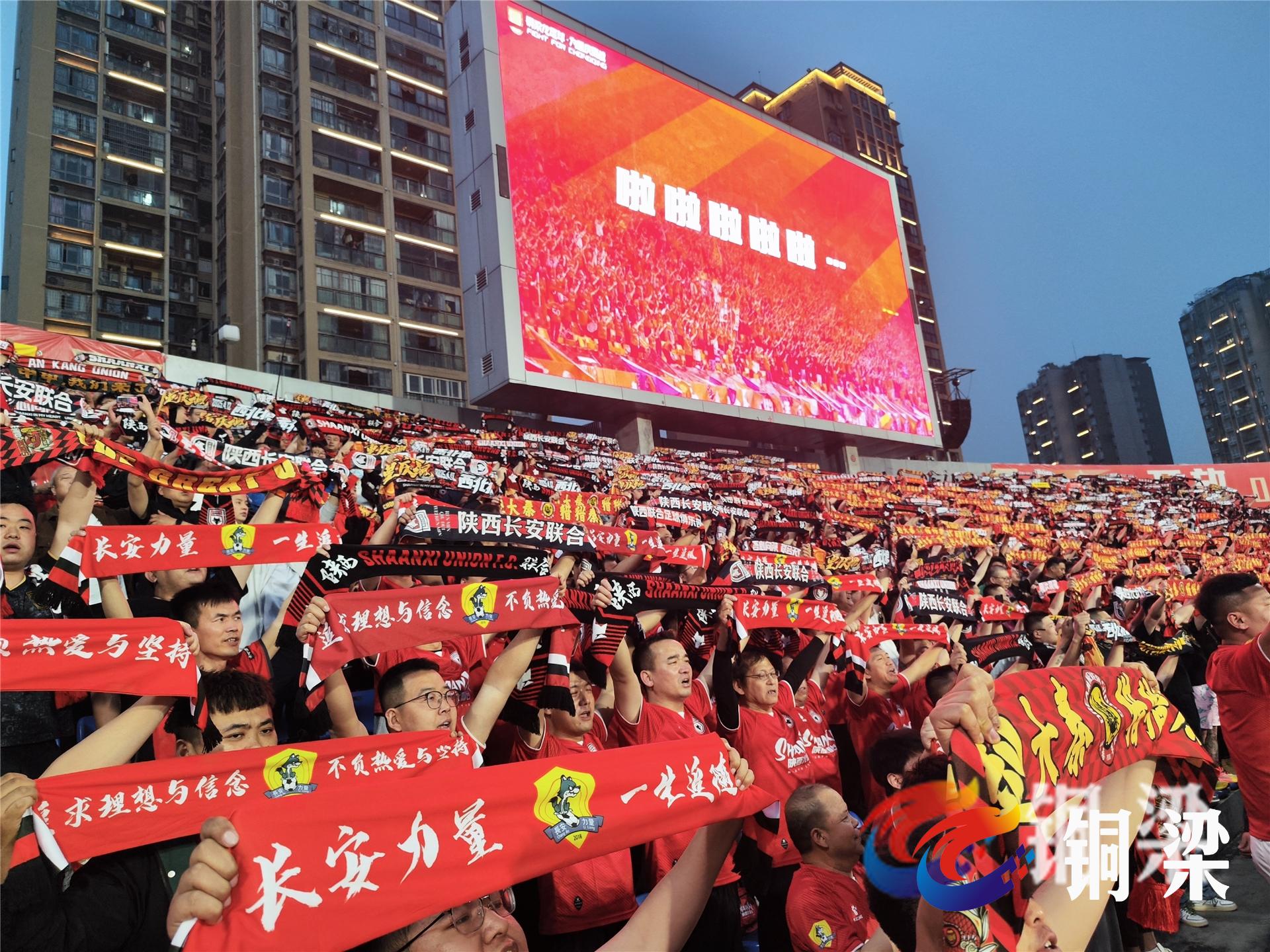 爱游戏登录入口-足球比赛现场热闹非凡，球迷们高呼助威声的简单介绍