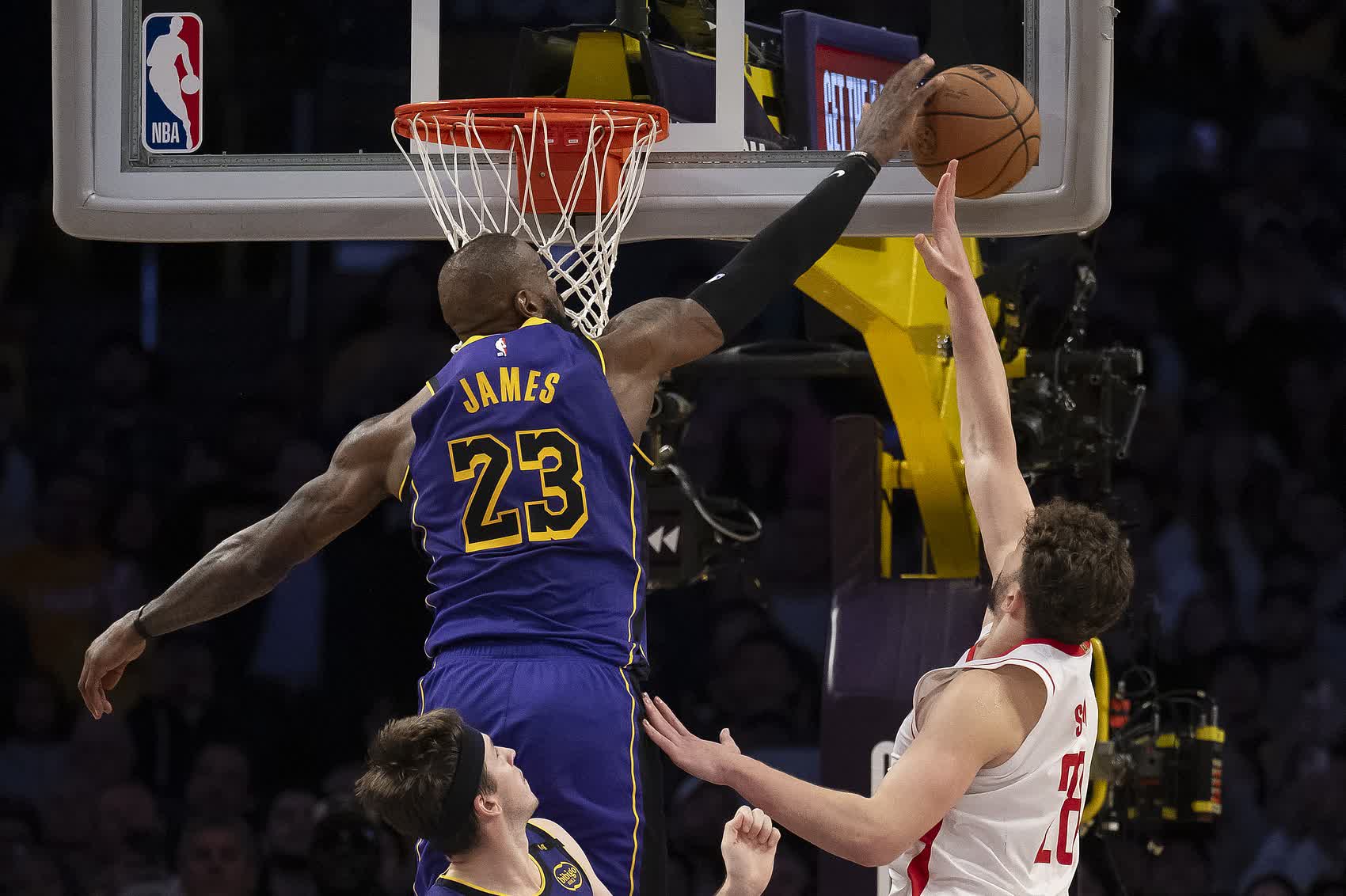 爱游戏-湖人队继续压制对手，豪取连胜