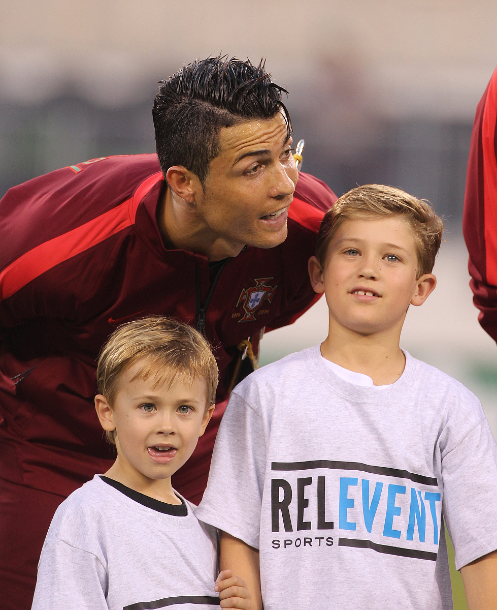 爱游戏在线登录-包含葡萄牙双星C罗和S边缘迫降非洲国家的词条