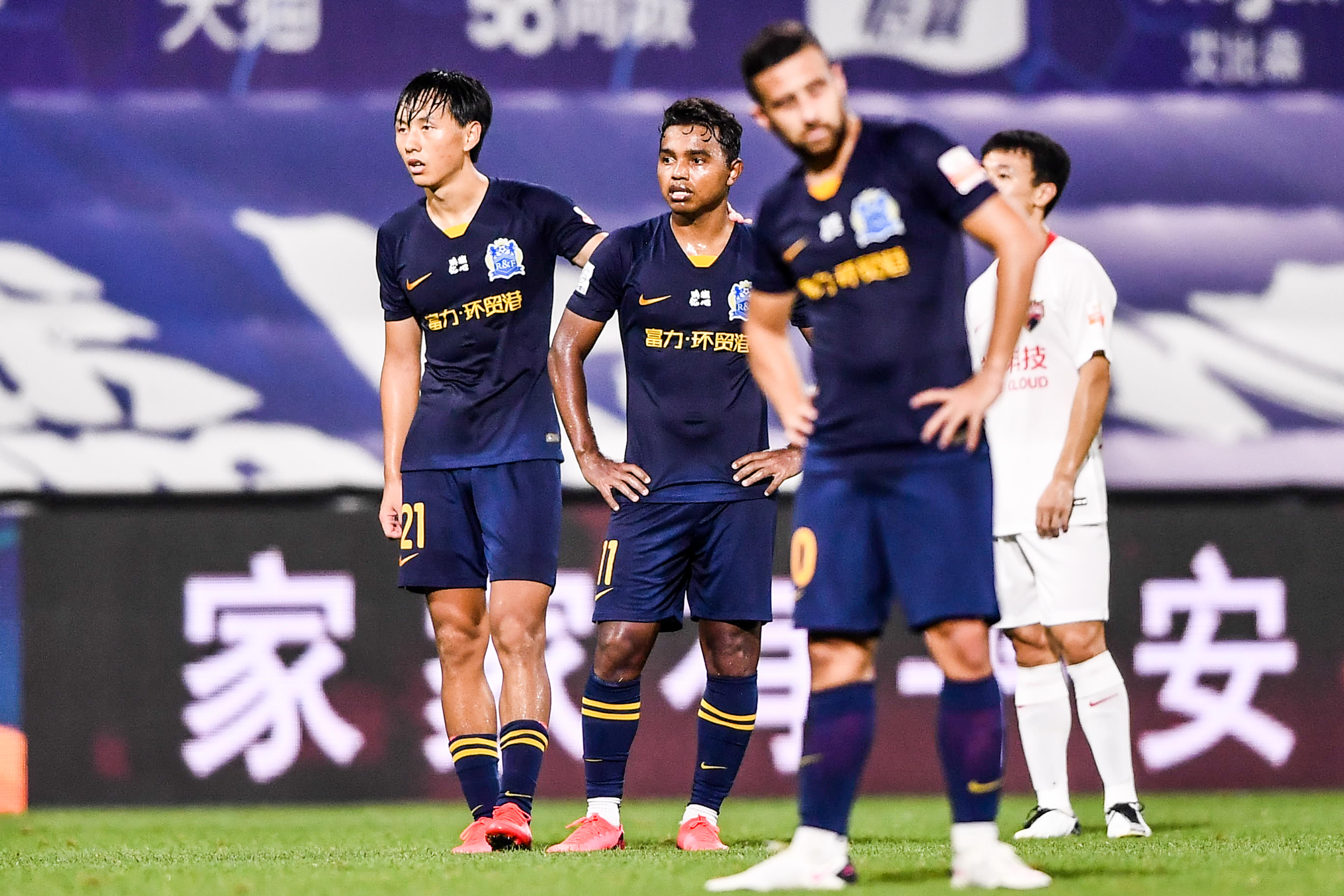 关于深圳佳兆业客场击败广州富力,豪取三分的信息 关于深圳佳兆业客场击败广州富力,豪取三分的信息