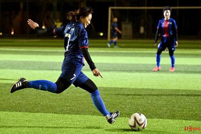 中国女足球队在比赛中灵活运用战术 中国女足球队在比赛中灵活运用战术