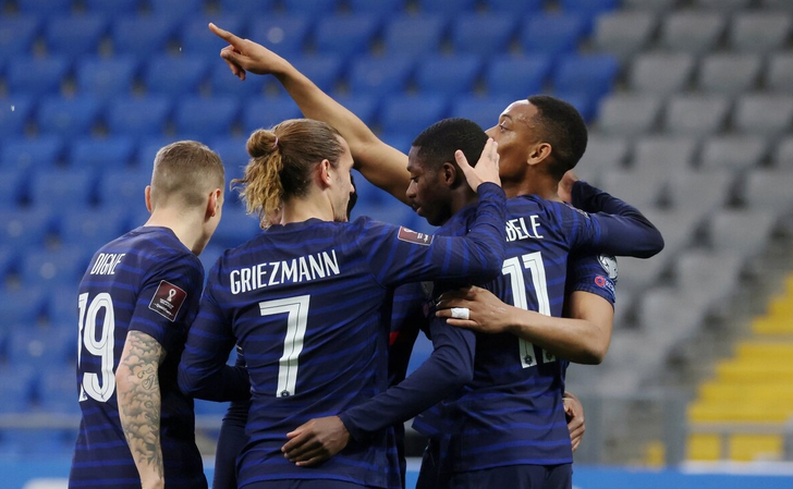 经验老到！资深球员指点后辈创造佳绩的简单介绍