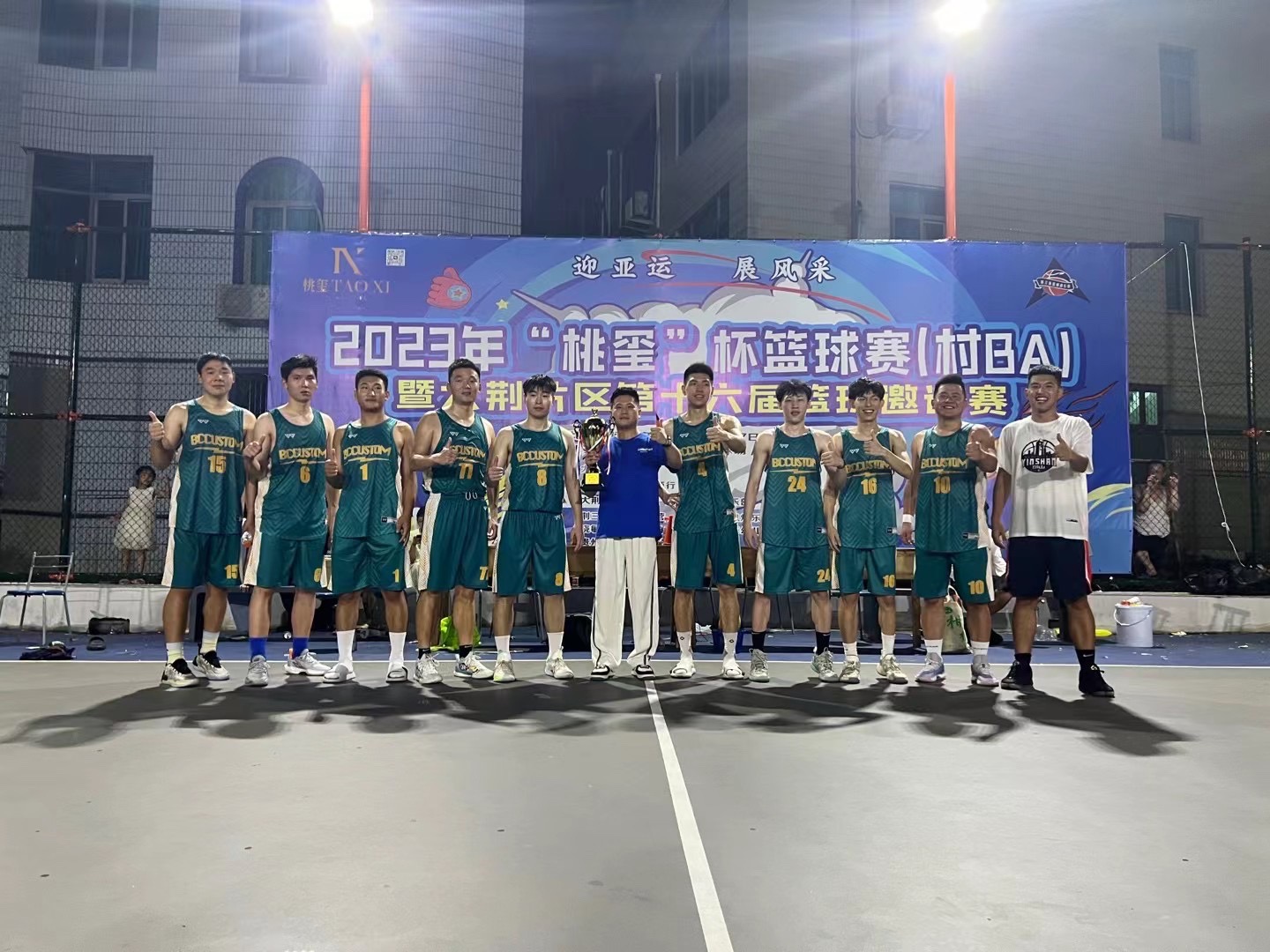 经验老到！资深球员指点后辈创造佳绩的简单介绍