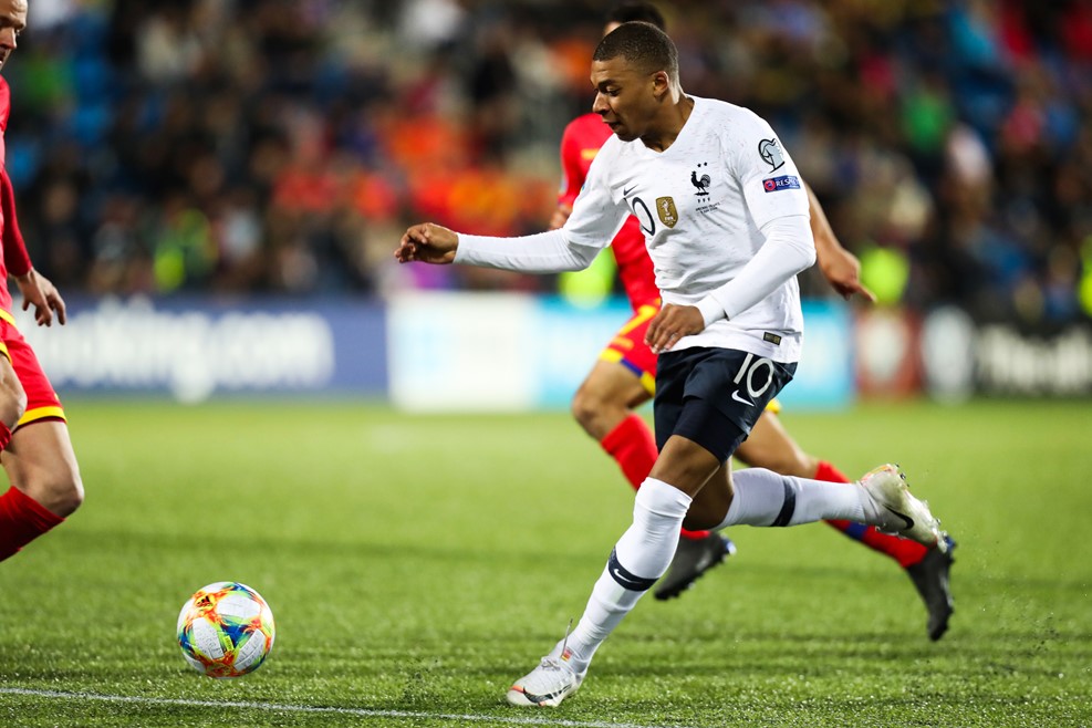 法国队在主场比赛中取得胜利,积分榜领先 法国队在主场比赛中取得胜利,积分榜领先