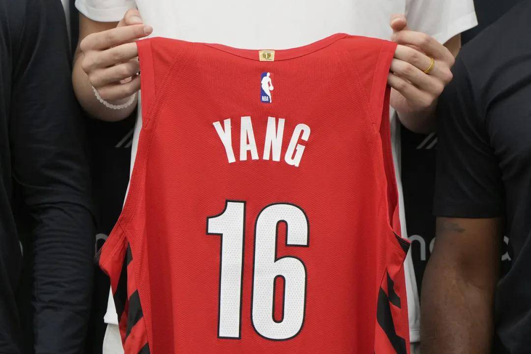 爱游戏app下载-开拓者队球员庆生party，球队气氛融洽温馨的简单介绍