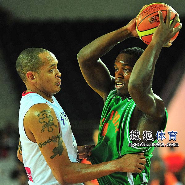 塞内加尔队与科特迪瓦队在友谊赛上交锋 塞内加尔队与科特迪瓦队在友谊赛上交锋