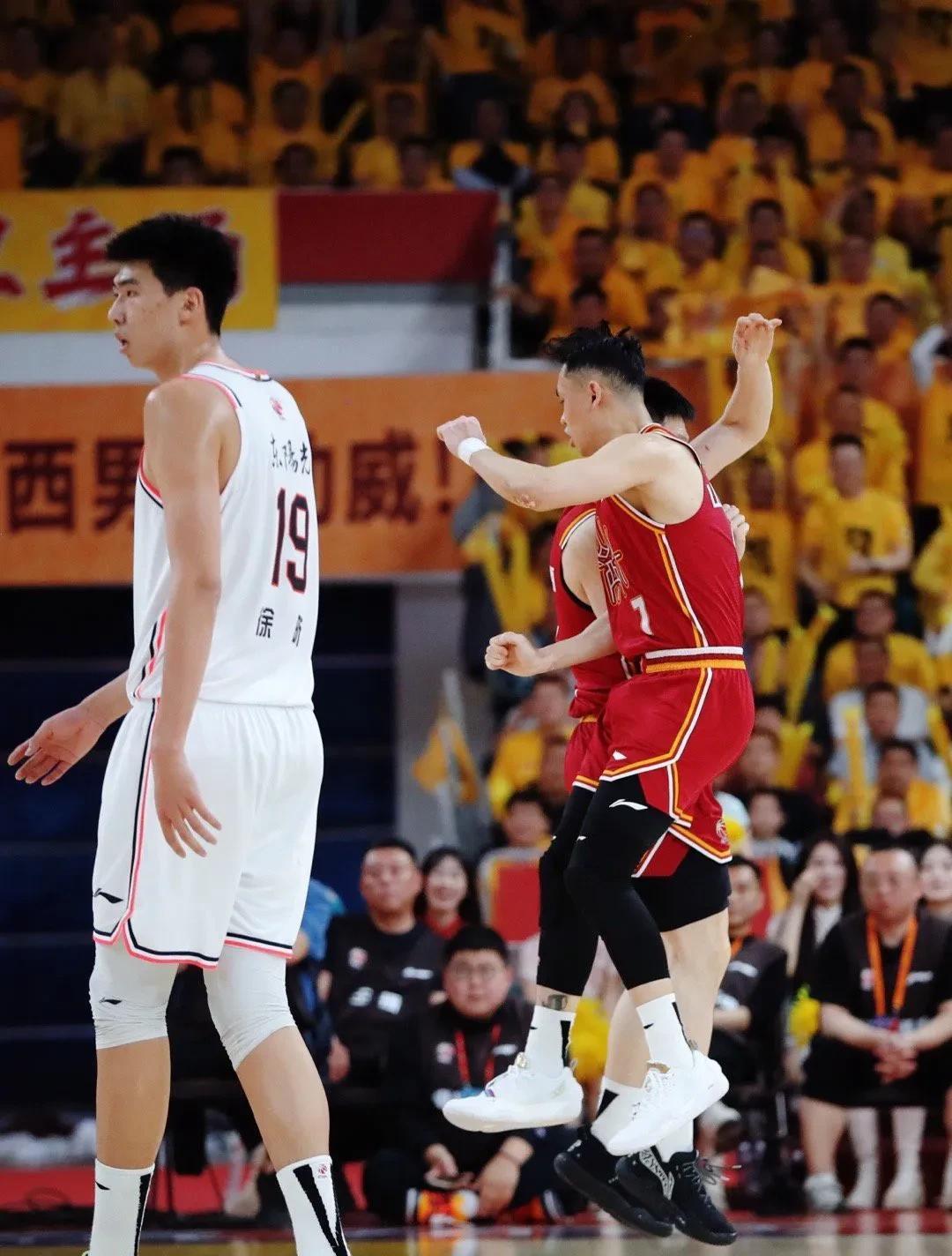 猛龙队战胜对手，助力晋级季后赛